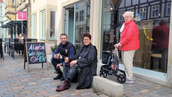 Sitzen auf dem Stein des Ansto&szlig;es: Alexander Rembold, P&auml;chter vom Malhalo, und Hauseigent&uuml;merin Manuela Kramp. W&auml;hrenddessen rollt Ilse Koslowski mit dem Rollator die Rampe hinauf und ist dankbar, dass der barrierefreie Zugang zum Restaurant f&uuml;r sie so &uuml;bersichtlich und praktikabel ist. - &copy; Katrin Kantelberg