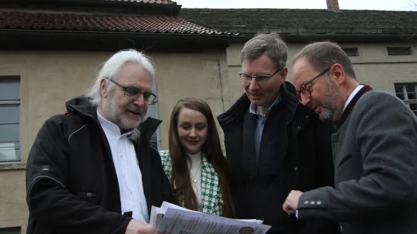 Sehen die Zukunft der Burg Sternberg positiv (von links): Frank Jendreck von der Kulturagentur, Martha Johannsmeier vom Kulturstellwerk, Jochen Brunsiek (Landesveband) und Landesverbandsvorsteher J&ouml;rg D&uuml;ning-Gast. - &copy; Martin Hostert