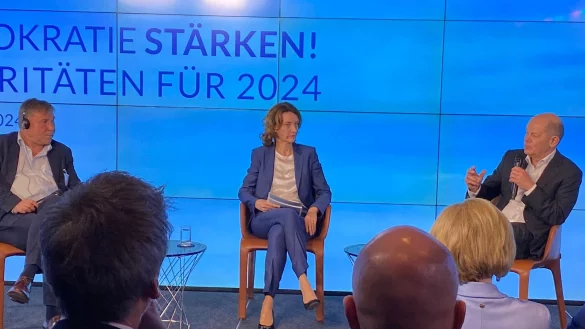 Olaf Scholz im Gespr&auml;ch mit Daniela Schwarzer. - &copy; Thomas Seim