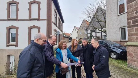 Erster gemeinsamer &ouml;ffentlicher Auftritt: Die Stadt Blomberg hat als Generalplaner die EPU-Gruppe aus Detmold f&uuml;r das Projekt gewonnen. Winfried Kipke, B&uuml;rgermeister Christoph Dolle und Juliane Mauermann stecken hier mit den Architekten Verena L&uuml;tkemeier und Gesch&auml;ftsf&uuml;hrer Eugen Unruh sowie Schulleiter Torsten Mewes (von links) die K&ouml;pfe zusammen. Das Geb&auml;ude im Hintergrund wird abgerissen, hier soll der Neubau entstehen. - &copy; Marianne Schwarzer