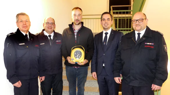 Ernst-Constantin Hasse, Gesch&auml;ftsf&uuml;hrer der Firma "SHWire" (Mitte), &uuml;bergibt der Wehr einen von zwei Defibrillatoren. Dar&uuml;ber freuen sich (von links) J&ouml;rg Jakob (F&ouml;rderverein), Maik Paskarbeit (Leiter der Feuerwehr), B&uuml;rgermeister Torben Blome und Marco Gr&ouml;ne (stellvertretender Leiter der Wehr). - &copy; Rudi Rudolph