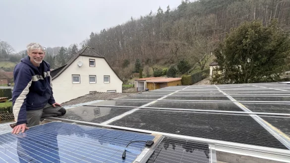 Stefan Hegger hat im beschaulichen Tevenhausen in Kalletal seine Photovolatik-Anlage eigenh&auml;ndig montiert. Doch dann wurde es kompliziert. - &copy; Till Brand