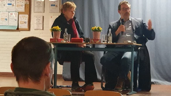 Medienp&auml;dagogin Sabine Schattenfroh und Arnd Begemann von der Kreispolizei in Detmold informieren &uuml;ber Cybermobbing. - &copy; Grundschule In der Senne