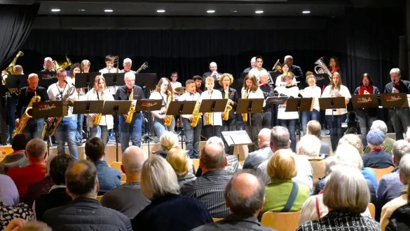 Generationen auf der B&uuml;hne bei einem gelungenen Projekt: Die Musiker und Musikerinnen von 11 bis 75 Jahren begeisterten ihr gro&szlig;es Publikum. - &copy; Fotorechte: Hans B&ouml;hm