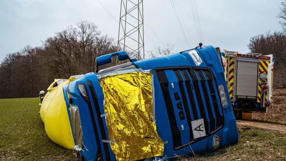 Die Feuerwehr sch&uuml;tzte die &Ouml;ffnungen an der Dachluke sowie Frontscheibe provisiorisch mit Rettungsdecken. - &copy; Freitag TV