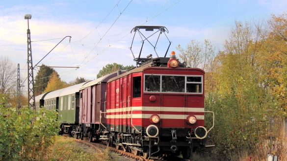 Gin aus Humfeld wird am Samstag, 13. April, bei einer Fahrt des Extertaler Museumszugs mit der Elektrolok E22 verkostet. - &copy; Michael Rehfeld