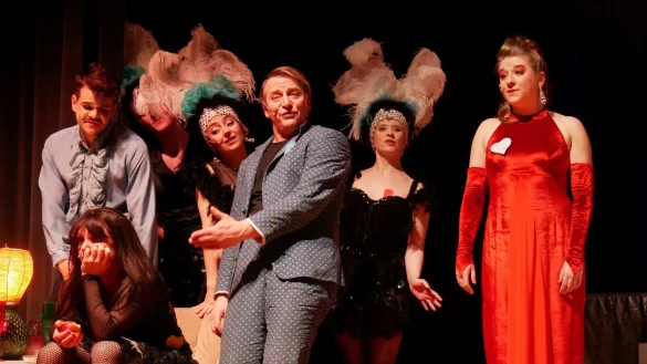 Wortspiel: "Sie ist 40 und isst Pfirsich". Manuela St&uuml;&szlig;ner wird wegen ihres Alters bemitleidet. - &copy; Thomas Kr&uuml;gler