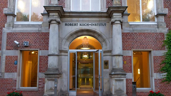 Das Robert Koch-Institut (RKI) will eine Umfrage durchf&uuml;hren und sucht daf&uuml;r Teilnehmende. Um gen&uuml;gend Personen zu finden, verschenkt das Bundesinstitut Geld. - &copy; dpa