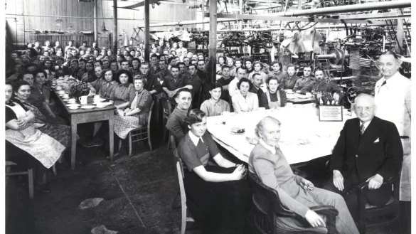 Einblick in die Werkhalle Leinenkracht anl&auml;sslich einer Feier 1948. - &copy; Stadtarchiv Lemgo