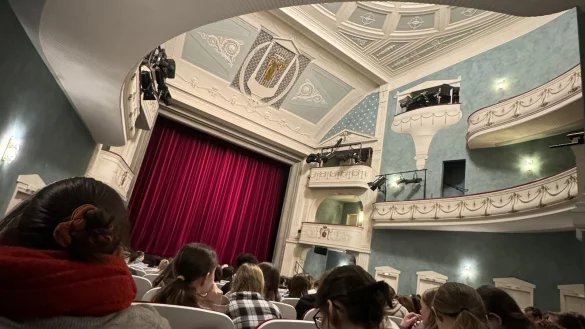 Sch&uuml;ler bestaunen das Theater. - &copy; Theaterfreunde