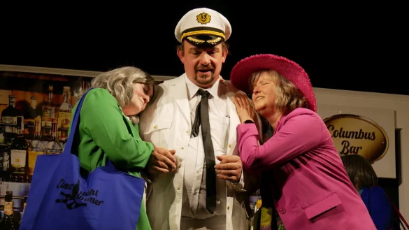 Kleider machen Leute. Eben noch Landstreicher, zieht Ralf Ohr als Kapit&auml;n in Uniform die Kegelschwestern Sabrina Degutsch (links) und Antje Stork enorm an. - &copy; Thomas Kr&uuml;gler