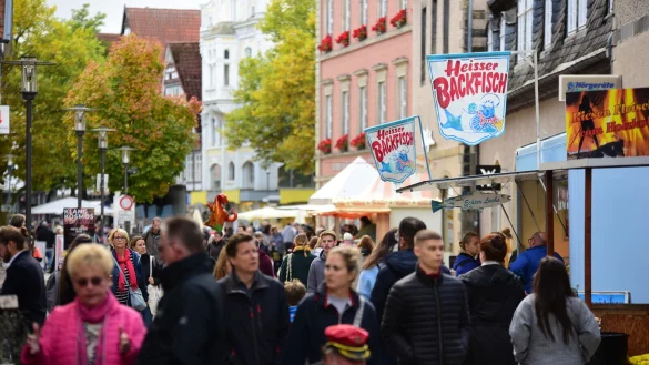 An verkaufsoffenen Sonntagen ist die Detmolder Innenstadt stets gut besucht. Auch in diesem Jahr soll es deshalb wieder mehrere Termine geben, an denen die Gesch&auml;fte &ouml;ffnen. - &copy; Archivfoto: Nicole Ellerbrake