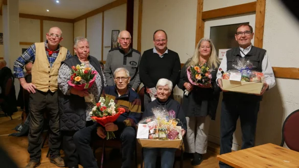 Freuen sich &uuml;ber die Ehrungen: (hinten von links) Vorsitzender Klaus-Peter Stock, Christel Radtschun, stellvertretender Vorsitzender Volker Grusewski, Tobias und Nicole Begemann sowie Karl Thoke. Vorne sitzen Harald M&ouml;ller und Ingrid Seifert. - &copy; Heimatverein Leopoldstal