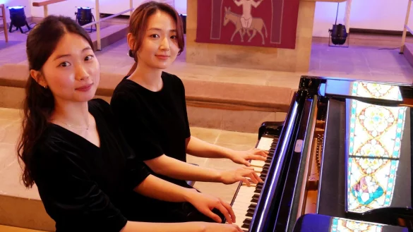 Die Pianistinnen Chaelin (links) und Geunpyo Park aus S&uuml;dkorea brillieren im perfekten Zusammenspiel. - &copy; Thomas Kr&uuml;gler