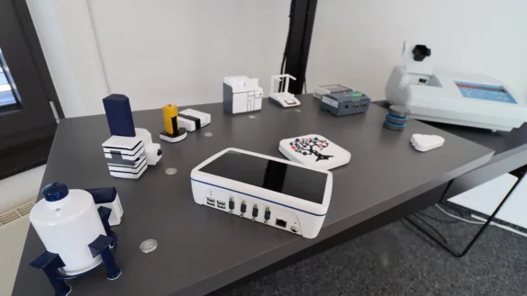 Ein Anschauungsmodell zeigt, um welche Ger&auml;te aus der Labortechnik es geht, deren Daten sich mit dem Syngateway (Mitte) lesen und schlie&szlig;lich auch digital speichern lassen. Dargestellt sind hier typische Ger&auml;te wie NMR (Kernspinresonanz), ein Ger&auml;t f&uuml;r HPLC-MS zur Trennung und Bestimmung von Molek&uuml;len oder auch eine Laborwaage. Foto: Birgit Guhlke - &copy; Birgit Guhlke