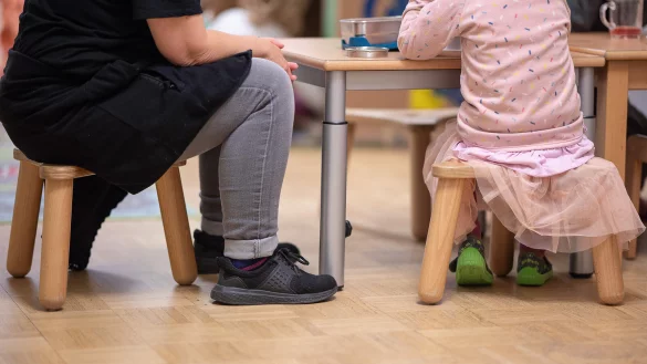 Das Fachpersonal, das es f&uuml;r den Regelbetrieb in Kitas braucht, fehlt. - &copy; picture alliance/dpa