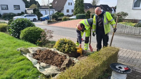Die Mitarbeiter der Firma Janning Tiefbau suchen mithilfe eines Ortungsgerätes den Anschluss für die Leitung, die bereits vor einem Jahr in der Straße verlegt wurde. - © Nadine Uphoff