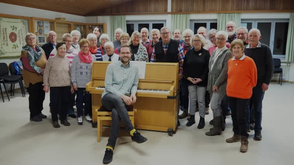 Der Gemischte Chor Leopoldstal mit Chorleiter Maik Friesen. - &copy; Ulrich Klappstein