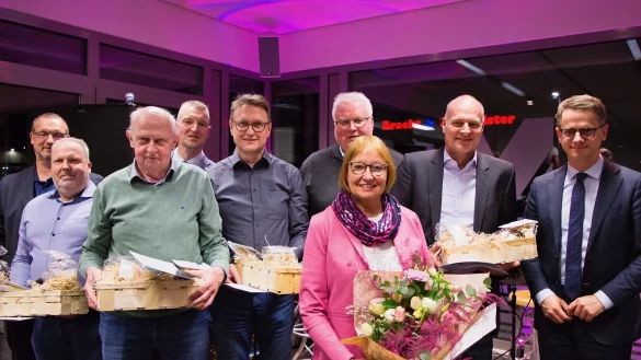 Die Geehrten zusammen mit dem CDU-Generalsekret&auml;r: (von links) Carsten Steinmeier, Bernd Schr&ouml;der, Karl-Heinz Schn&uuml;lle, Steven Grimshaw, Marc Simonsmeier, Andreas Brunke, Siglinde Hundertmark, Christian Schade und Dr. Carsten Linnemann. - &copy; Fabian Willgart