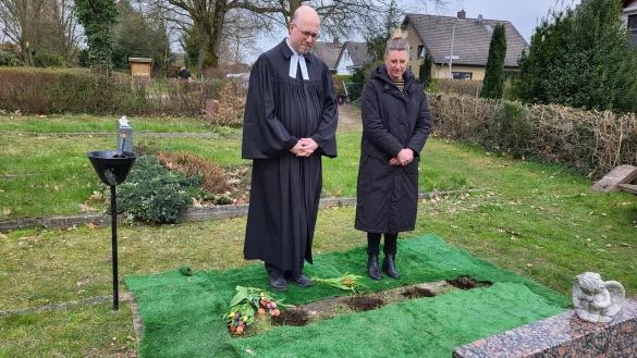 Pfarrer Matthias Altevogt und Bestatterin Manuela Werner nehmen Abschied von den f&uuml;nf Verstorbenen, die an diesem Tag in Lieme beigesetzt wurden. - &copy; Freya K&ouml;hring
