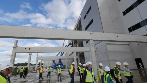 Der niedrigere Anbau Richtung Bundestra&szlig;e und Parkpl&auml;tze wird sp&auml;ter Kantine, K&uuml;che, Umkleide- und B&uuml;ror&auml;ume beherbergen. - &copy; Jost Wolf