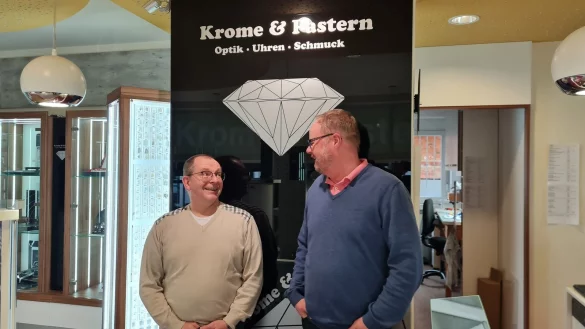 Gut funktionierende "Zweckehe": 27 Jahre haben es Bernd Pastern (links) und Joachim Krome hinter der Ladentheke ihres Uhren-, Schmuck- und Optikerladens gemeinsam ausgehalten. Jetzt h&ouml;ren sie zusammen auf. - &copy; Marianne Schwarzer