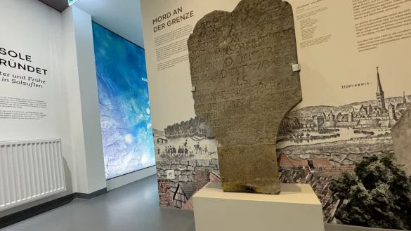 Der Gedenkstein in der Dauerausstellung der Wandelhalle erinnert an die fünf ermordeten Menschen. - © Sven Kienscherf