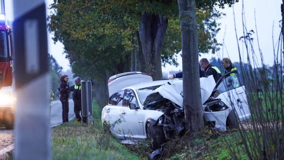 Bei diesem Unfall im Oktober 2023 wurde der Jaguar eines 32-J&auml;hrigen v&ouml;llig zerst&ouml;rt. - &copy; Freitag TV