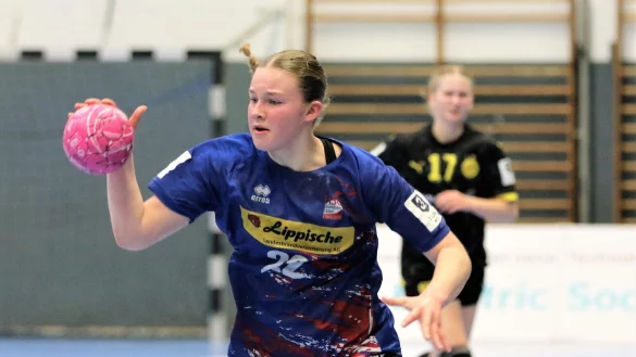 Blombergs Milena St&uuml;renburg eilt auf und davon, eine Szene aus dem Drittligaspiel gegen Dortmund II. - &copy; Oliver K&ouml;nig