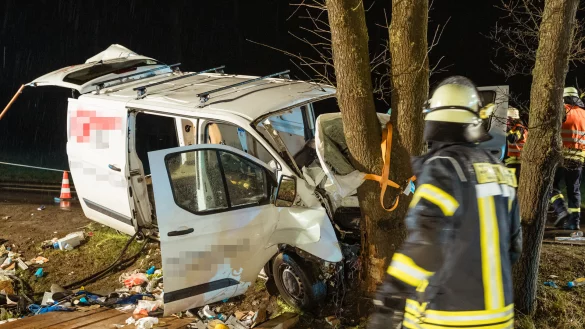 Drei Personen, darunter ein zweijähriges Kind, werden von der Feuerwehr aus dem schwer beschädigten Auto befreit. - © Freitag-TV