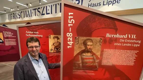 Auch in der 900-jährigen Geschichte des Hauses Lippe gab es Vorbilder. Kurator Frank Huismann vor der Ausstellung mit Herrschern, die noch bis 7. April im Detmolder Landesmuseum (Foto), im Weserrenaissancemuseum und im Schloss Detmold zu sehen ist. - © Silke Buhrmester