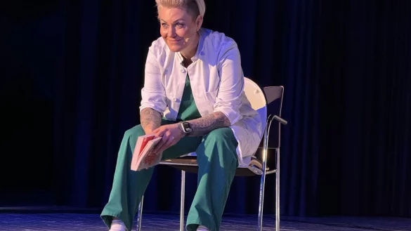 "Doc Caro" kl&auml;rt in Lage mit viel Humor &uuml;ber medizinische Mythen auf. - &copy; Sandra Castrup