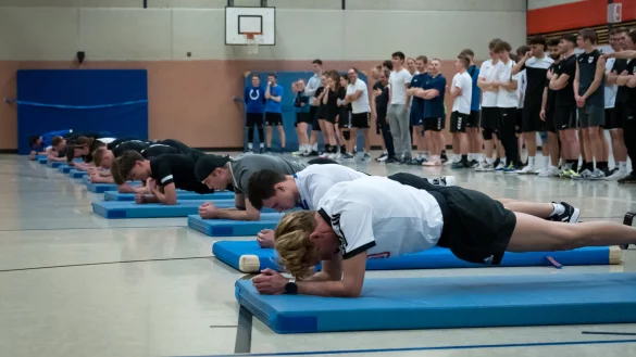 Zw&ouml;lf Teams und rund 100 Teilnehmerinnen und Teilnehmer messen sich bei der 15. Sportnacht im Gymnasium Lage. - &copy; 2024 Erik Robert