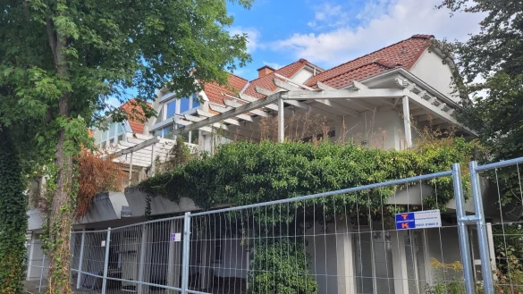 Der Bauzaun steht schon lange - die Geb&auml;ude mit den Hausnummern 4 und 6 in der F&auml;rberstra&szlig;e werden jetzt abgerissen. Auf dem ehemaligen Gel&auml;nde der Chemischen Reinigung Kotzenberg sind giftige Stoffe im Boden gefunden worden. Der Bereich wird saniert. - &copy; Astrid Sewing