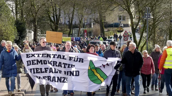 Die Kundgebungsteilnehmer marschieren vom Freibad zum Rathausplatz. - &copy; Rudi Rudolph