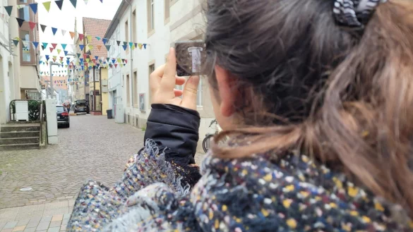 Eine Sch&uuml;lerin hat die Kramerstra&szlig;e als ideales Fotomotiv entdeckt und schie&szlig;t mit der Einwegkamera ein Foto. - &copy; Raffael Giebel