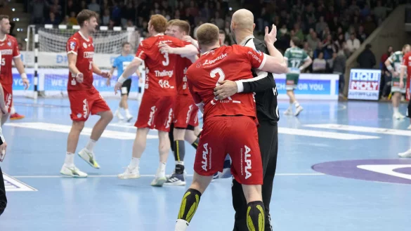 Am Ende jubeln die Roten: Lukas Hutecek begl&uuml;ckw&uuml;nscht Urh Kastelic, w&auml;hrend im Hintergrund Emil Buhl Laerke bereits zum T&auml;nzchen bittet. - &copy; Weber/PIX-Sportfotos