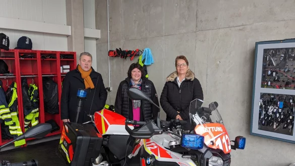 Meinolf Haase (von links), Fachbereichsleiter Feuer-, Katastrophen- und Bev&ouml;lkerungsschutz bei Kreis Lippe, Ellen Stock, Lagenser Landtagsabgeordnete, und Sabine Beine, Verwaltungsvorst&auml;ndin beim Kreis Lippe, tauschen sich zu den aktuellen Herausforderungen des Bev&ouml;lkerungsschutzes aus. - &copy; Wahlkreisb&uuml;ro Ellen Stock