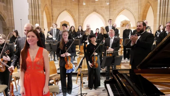 Brillantes Zusammenspiel. Unter Leitung von Gastdirigent Vahan Mardirossian brilliert die NWD mit dem Klavierkonzert g-Moll von Dora Pejacevic, das Pianistin Ekaterina Litvintseva als Solistin hinrei&szlig;end interpretiert. - &copy; Thomas Kr&uuml;gler