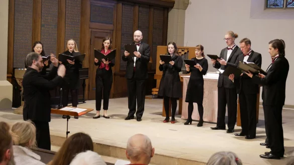 Liebeslieder aus vier Jahrhunderten. Der Opernchor des Landestheaters fesselt unter Leitung von Chordirektor Francesco Damiani in kammermusikalischer Besetzung mit feinf&uuml;hligen Liebesliedern in der Marktkirche. - &copy; Thomas Kr&uuml;gler
