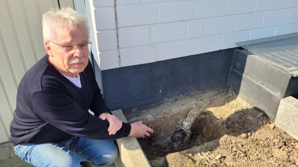 Klaus Dieter Rabe stellte beim Herrichten des Beetes einen Mangel am Glasfaser-Anschluss fest. - &copy; Celina Allard