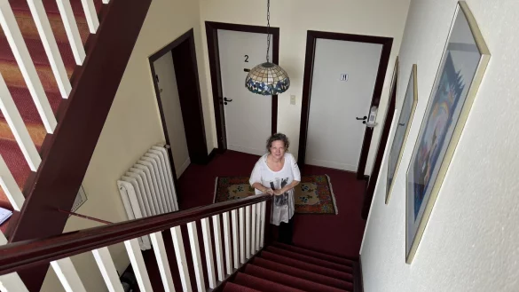 Silke Christen steht im Treppenhaus der Kurvilla "F&uuml;rstin Pauline". - &copy; Sven Kienscherf