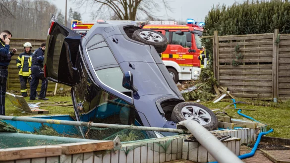 Im Pool endet am Dienstag die Flucht einer 21-jährigen Toyota-Fahrerin. - © FreitagTV