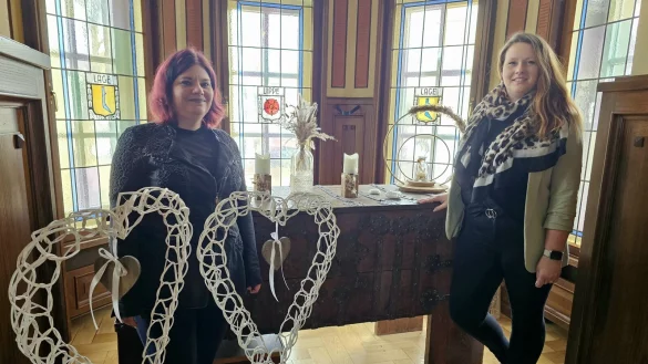 Nicole Sievers (links) und Ramona Rahn sind seit mehr als zehn Jahren Standesbeamtinnen - und das mit Leib und Seele. Der Saal im historischen Rathaus Lage ist bei Paaren sehr beliebt. - &copy; Astrid Sewing