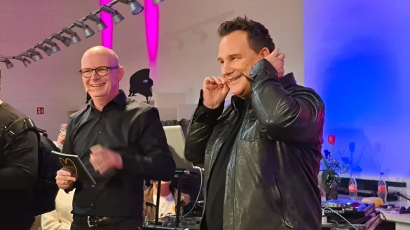 Auf der B&uuml;hne hat Guido Maria Kretschmer (rechts, mit Marco-Tozzi-Gesch&auml;ftsf&uuml;hrer Christian B&ouml;hm) leichte Probleme mit dem Mikrofon - doch Hilfe kommt sofort. - &copy; Carolin Brokmann-F&ouml;rster