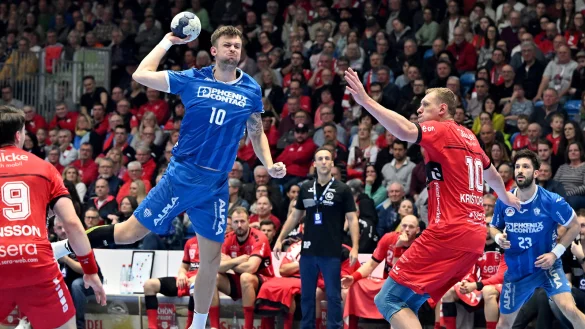 Emil Buhl Laerke geht mit voller Power auf Melsungens Dainis Kristopans zu. - &copy; Mathias M. Lehmann