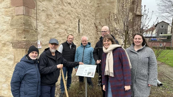 Freuen sich &uuml;ber den Ausbau des Digitalpfads in Langenholzhausen: Peter Schmidt, R&uuml;diger K&ouml;lling, Manfred Rehse, Mario Hecker, Heiner Gerdsmeier, Martin Benker, Luca Sophie Nimz und Karen Baller (von links). - &copy; digita.interkommunal. Kalletal.Lemgo