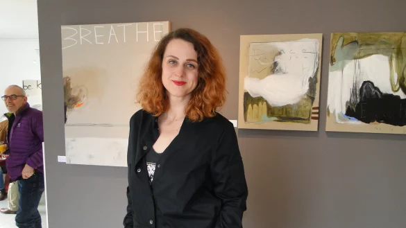 K&uuml;nstlerin Ingrid Sawadsky vor ihren neuesten Werken "Breathe", "Dance when you Walk" und "Exactly as it is" in der "Produzentengalerie 13.14", Richthofenstra&szlig;e 16. Der Ausstellungsbesucher links im Bild hat sichtlich Spa&szlig; an Sawadskys Bildern. - &copy; Hajo G&auml;rtner