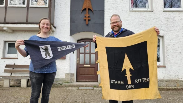 Ilka Beermann zeigt einen sehr alten Wimpel, der zur 1924 gegr&uuml;ndeten Pfadfindergruppe "Horst Lage" geh&ouml;rte. Christian Gerwien hat das Zeichen des Stamms der Ritter Lage. - &copy; Astrid Sewing