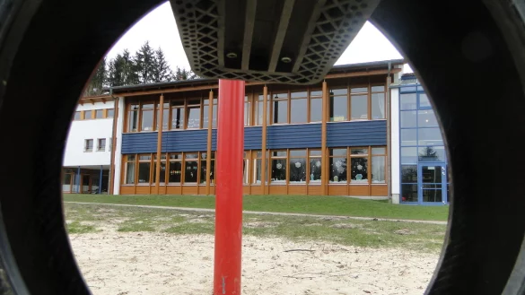 Die Grundschule West bietet ihren Sch&uuml;lern viel Platz zum Toben und Spielen. Bewegung ist f&uuml;r die Entwicklung des Gehirns und das Lernen auch sehr wichtig. (Foto: Hajo G&auml;rtner) - &copy; Hajo G&auml;rtner